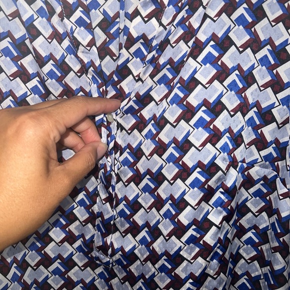 TALBOTS Blouse Top Size XS V-Neck Lightweight geometric Spring Fall Long sleeve - Picture 3 of 7